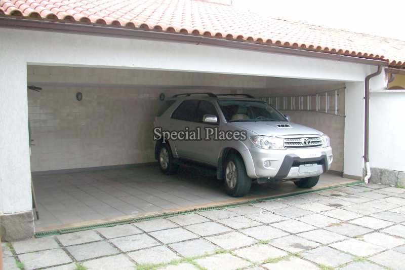 Conheça GARAGEM COBERTA do imóvel - Casa À Venda no Condomínio Barra, Village Marapendi - Recreio dos Bandeirantes - Rio de Janeiro - RJ - BAC5973 - 9 GARAGEM COBERTA