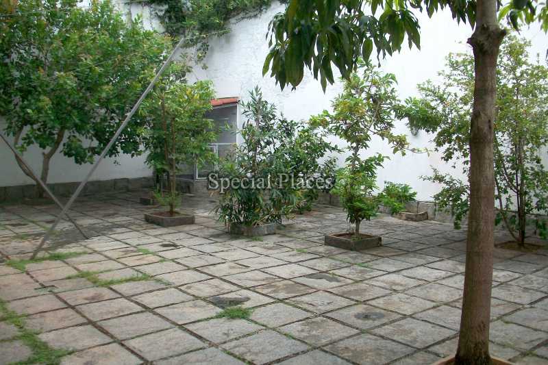 Conheça ÁREA ATRÁS COM ARVORES do imóvel - Casa À Venda no Condomínio Barra, Village Marapendi - Recreio dos Bandeirantes - Rio de Janeiro - RJ - BAC5973 - 10 ÁREA ATRÁS COM ARVORES