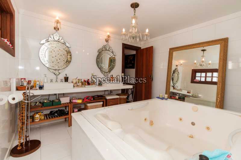 Conheça banheiro com hidro do imóvel - Casa em Condomínio 4 quartos para alugar Itanhangá, Rio de Janeiro - LOC1103 - 15 banheiro com hidro