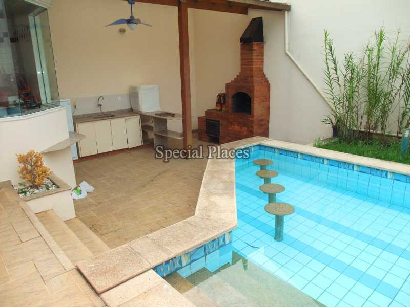 Conheça ÁREA CHURRASQUEIRA do imóvel - Casa em Condomínio Recreio, Maramar, Recreio dos Bandeirantes, Rio de Janeiro, RJ Para Alugar, 4 Quartos, 400m² - LOC1110 - 7 ÁREA CHURRASQUEIRA