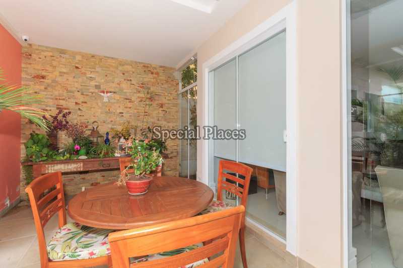 Conheça VARANDA do imóvel - Casa em Condomínio Barra, Núcleo das Mansões, Barra da Tijuca, Rio de Janeiro, RJ Para Alugar, 5 Quartos, 197m² - LOC1111 - 8 VARANDA