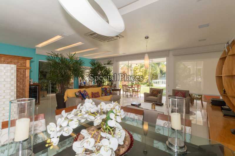 Conheça SALA DE ESTAR do imóvel - Casa em Condomínio Barra, Núcleo das Mansões, Barra da Tijuca, Rio de Janeiro, RJ Para Alugar, 5 Quartos, 197m² - LOC1111 - 10 SALA DE ESTAR