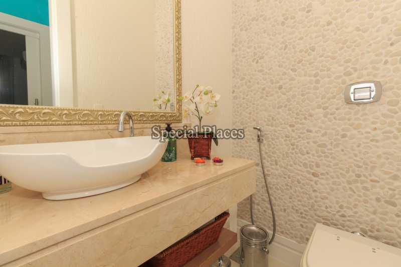 Conheça LAVABO do imóvel - Casa em Condomínio Barra, Núcleo das Mansões, Barra da Tijuca, Rio de Janeiro, RJ Para Alugar, 5 Quartos, 197m² - LOC1111 - 13 LAVABO