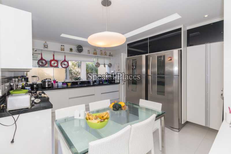 Conheça COPA COZINHA do imóvel - Casa em Condomínio Barra, Núcleo das Mansões, Barra da Tijuca, Rio de Janeiro, RJ Para Alugar, 5 Quartos, 197m² - LOC1111 - 15 COPA COZINHA