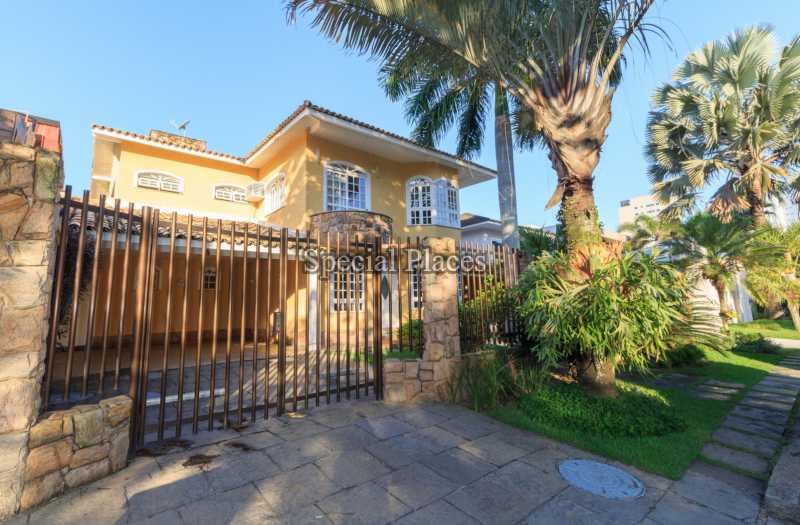 Conheça FACHADA FRENTE do imóvel - Casa em Condomínio Barra, Sernambetiba Jardim Marapendi, Barra da Tijuca, Rio de Janeiro, RJ À Venda, 3 Quartos, 467m² - BAC6005 - 4 FACHADA FRENTE