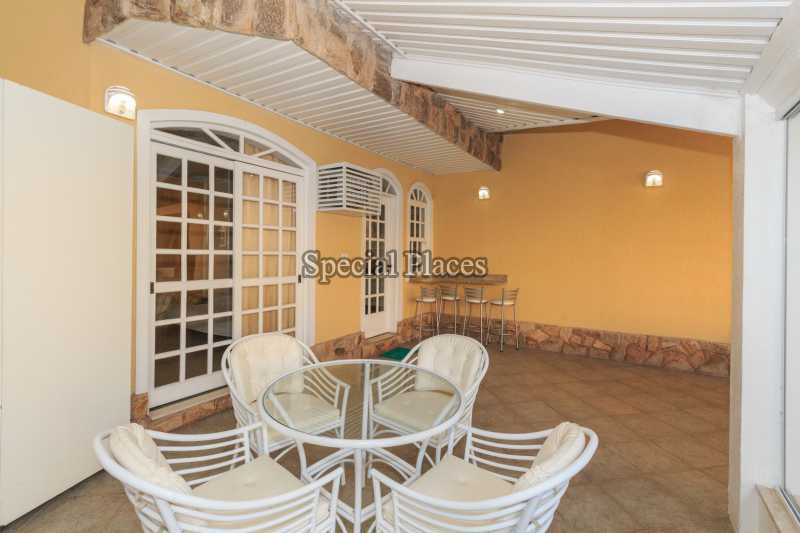 Conheça VARANDA FUNDOS do imóvel - Casa em Condomínio Barra, Sernambetiba Jardim Marapendi, Barra da Tijuca, Rio de Janeiro, RJ À Venda, 3 Quartos, 467m² - BAC6005 - 6 VARANDA FUNDOS