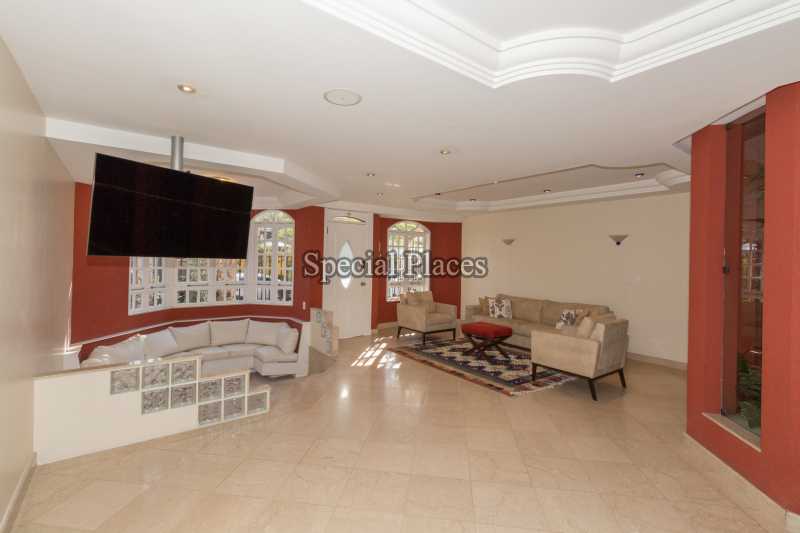 Conheça SALA DE ESTAR do imóvel - Casa em Condomínio Barra, Sernambetiba Jardim Marapendi, Barra da Tijuca, Rio de Janeiro, RJ À Venda, 3 Quartos, 467m² - BAC6005 - 8 SALA DE ESTAR