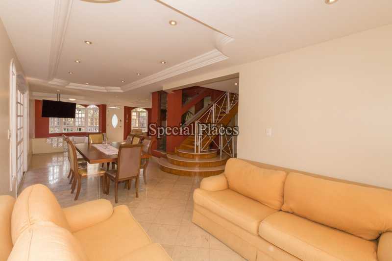Conheça SALA DE ESTAR do imóvel - Casa em Condomínio Barra, Sernambetiba Jardim Marapendi, Barra da Tijuca, Rio de Janeiro, RJ À Venda, 3 Quartos, 467m² - BAC6005 - 13 SALA DE ESTAR