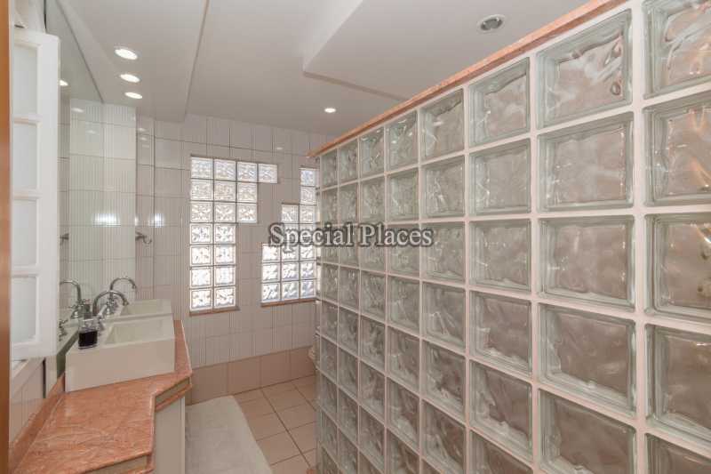 Conheça BANHEIRO SUITE do imóvel - Casa em Condomínio Barra, Sernambetiba Jardim Marapendi, Barra da Tijuca, Rio de Janeiro, RJ À Venda, 3 Quartos, 467m² - BAC6005 - 15 BANHEIRO SUITE