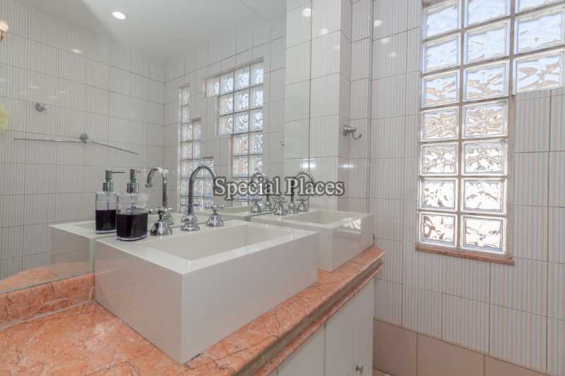 Conheça BANHEIRO SUITE do imóvel - Casa em Condomínio Barra, Sernambetiba Jardim Marapendi, Barra da Tijuca, Rio de Janeiro, RJ À Venda, 3 Quartos, 467m² - BAC6005 - 16 BANHEIRO SUITE