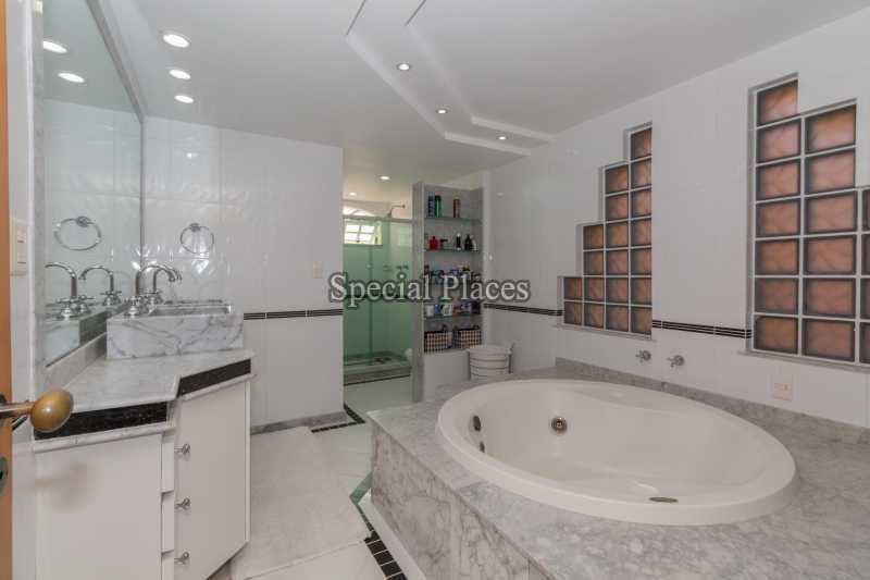 Conheça BANHEIRO SUITE MASTER do imóvel - Casa em Condomínio Barra, Sernambetiba Jardim Marapendi, Barra da Tijuca, Rio de Janeiro, RJ À Venda, 3 Quartos, 467m² - BAC6005 - 18 BANHEIRO SUITE MASTER