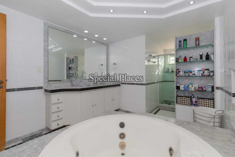 Conheça BANHEIRO SUITE MASTER do imóvel - Casa em Condomínio Barra, Sernambetiba Jardim Marapendi, Barra da Tijuca, Rio de Janeiro, RJ À Venda, 3 Quartos, 467m² - BAC6005 - 19 BANHEIRO SUITE MASTER