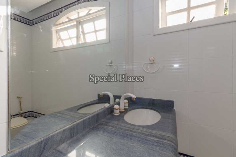Conheça BANHEIRO SUITE do imóvel - Casa em Condomínio Barra, Sernambetiba Jardim Marapendi, Barra da Tijuca, Rio de Janeiro, RJ À Venda, 3 Quartos, 467m² - BAC6005 - 22 BANHEIRO SUITE