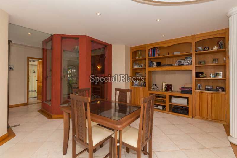 Conheça SALA DE TV do imóvel - Casa em Condomínio Barra, Sernambetiba Jardim Marapendi, Barra da Tijuca, Rio de Janeiro, RJ À Venda, 3 Quartos, 467m² - BAC6005 - 23 SALA DE TV