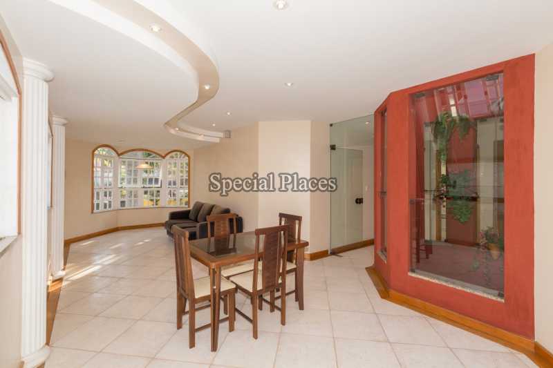 Conheça SALA DE TV do imóvel - Casa em Condomínio Barra, Sernambetiba Jardim Marapendi, Barra da Tijuca, Rio de Janeiro, RJ À Venda, 3 Quartos, 467m² - BAC6005 - 24 SALA DE TV
