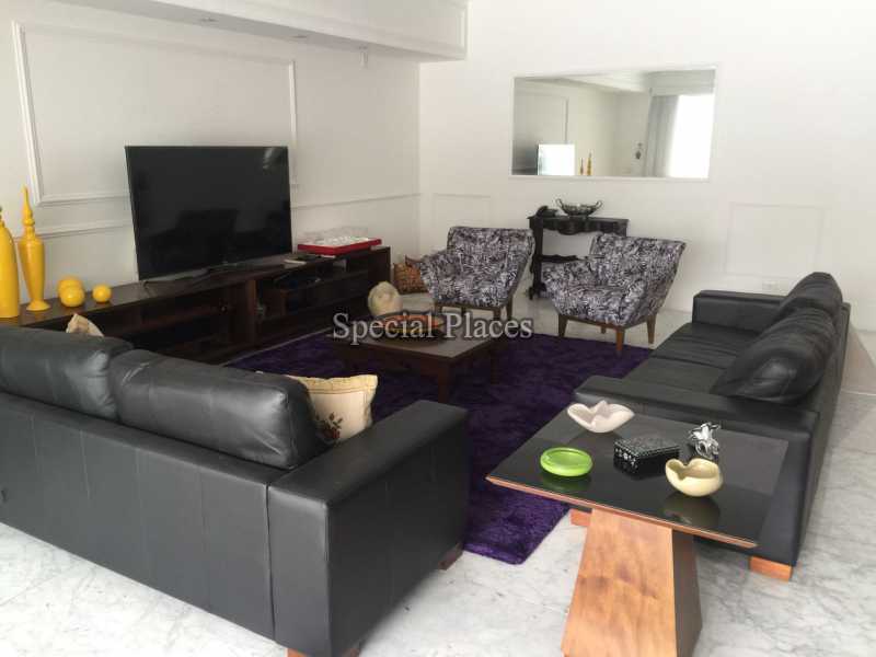 Conheça SALA DE ESTAR do imóvel - Casa À Venda no Condomínio Barra, Sernambetiba Jardim Marapendi - Barra da Tijuca - Rio de Janeiro - RJ - BAC6011 - 7 SALA DE ESTAR