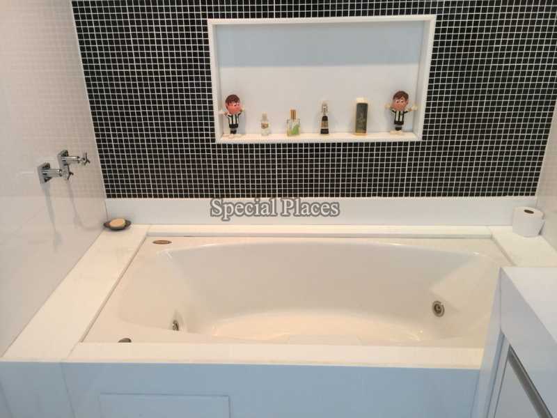 Conheça BANHEIRO SUITE MASTER do imóvel - Casa À Venda no Condomínio Barra, Sernambetiba Jardim Marapendi - Barra da Tijuca - Rio de Janeiro - RJ - BAC6011 - 16 BANHEIRO SUITE MASTER
