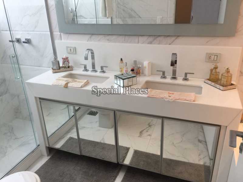 Conheça BANHEIRO SUITE do imóvel - Casa À Venda no Condomínio Barra, Sernambetiba Jardim Marapendi - Barra da Tijuca - Rio de Janeiro - RJ - BAC6011 - 23 BANHEIRO SUITE