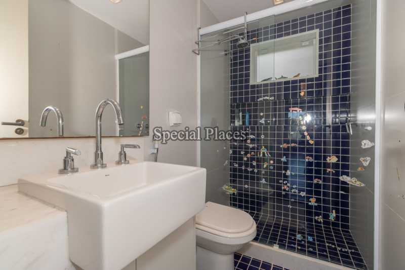 Conheça 16 BANHEIRO SUITE I do imóvel - Casa em Condomínio Itanhangá, Greenwood Park, Itanhangá, Rio de Janeiro, RJ Para Alugar, 4 Quartos, 500m² - LOC1132 - 16 16 BANHEIRO SUITE I