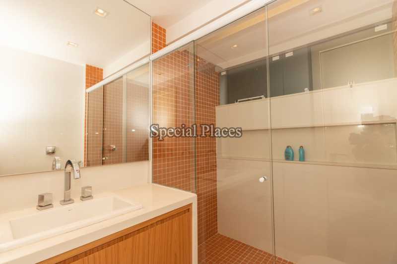 Conheça 20 BANHEIRO SUITE III do imóvel - Casa em Condomínio Itanhangá, Greenwood Park, Itanhangá, Rio de Janeiro, RJ Para Alugar, 4 Quartos, 500m² - LOC1132 - 20 20 BANHEIRO SUITE III