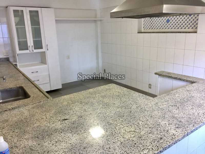 Conheça COZINHA PRINCIPAL do imóvel - Casa em Condomínio São Conrado, São Conrado, Rio de Janeiro, RJ Para Alugar, 5 Quartos, 450m² - LOC1141 - 12 COZINHA PRINCIPAL