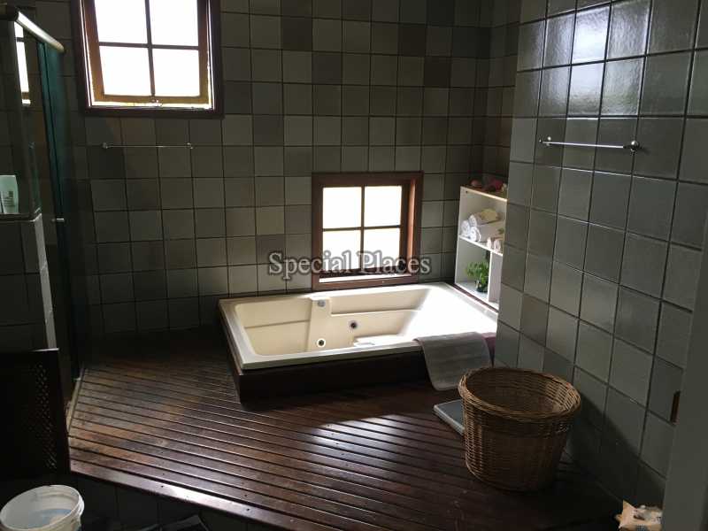 Conheça BANHEIRO MASTER do imóvel - Casa À Venda no Condomínio Itanhangá, Bosque Itanhangá - Itanhangá - Rio de Janeiro - RJ - BAC6042 - 25 BANHEIRO MASTER