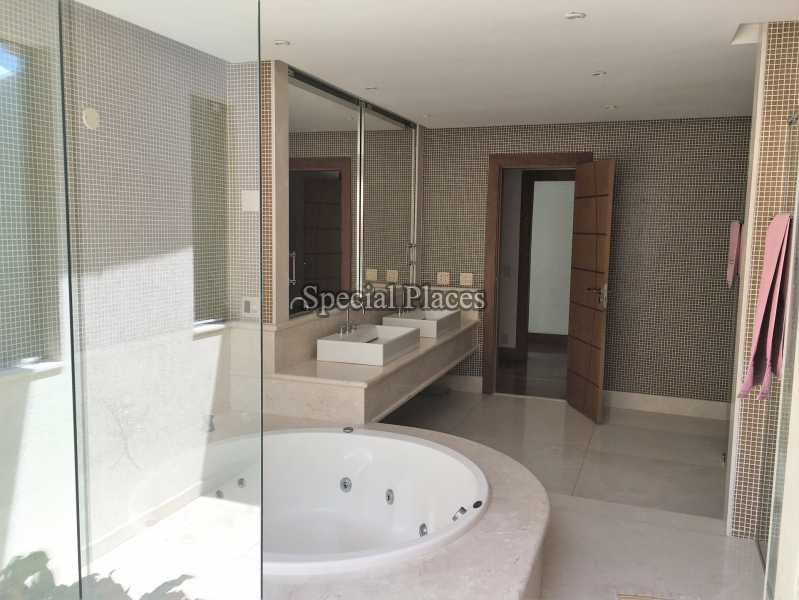 Conheça BANHEIRO MASTER do imóvel - Casa em Condominio em condomínio À Venda - Condomínio Barra, Village Marapendi - Barra da Tijuca - Rio de Janeiro - RJ - BAC6045 - 21 BANHEIRO MASTER