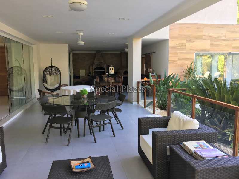 Conheça Varandão integrado ao estar do imóvel - Casa À Venda no Condomínio Itanhangá, Reserva - Barra da Tijuca - Rio de Janeiro - RJ - BAC6062 - 8 Varandão integrado ao estar