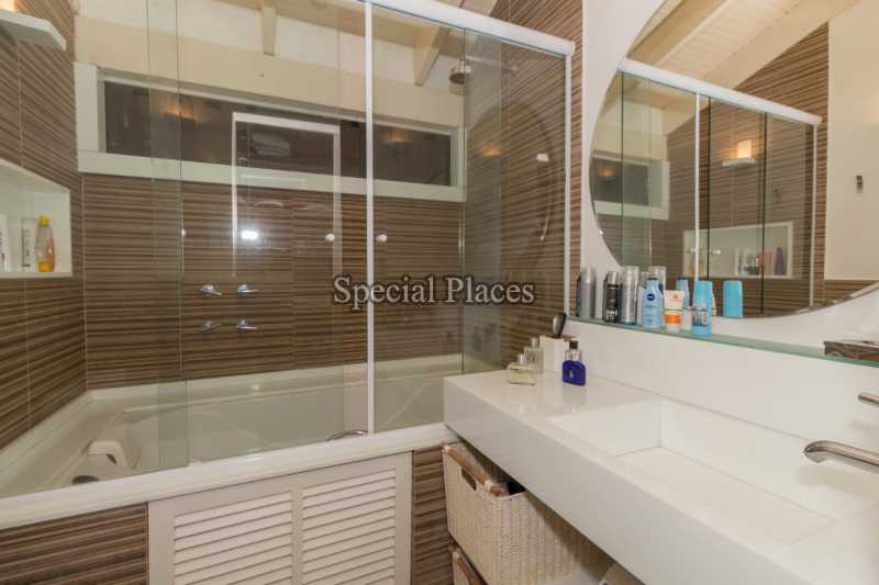 Conheça BANHEIRO SUÍTE do imóvel - Casa Para Alugar no Condomínio Barra, Novo Leblon - Barra da Tijuca - Rio de Janeiro - RJ - LOC1157 - 19 BANHEIRO SUÍTE