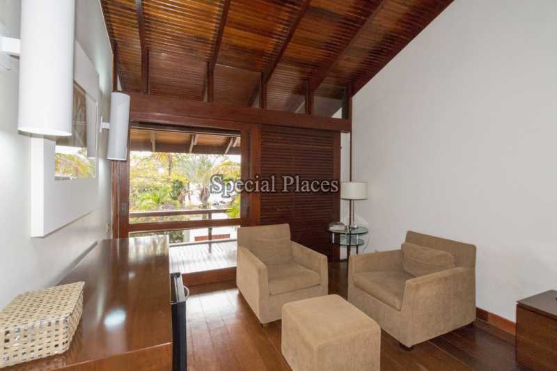 Conheça SALA ÍNTIMA do imóvel - Casa Para Alugar no Condomínio Barra, Novo Leblon - Barra da Tijuca - Rio de Janeiro - RJ - LOC1157 - 22 SALA ÍNTIMA