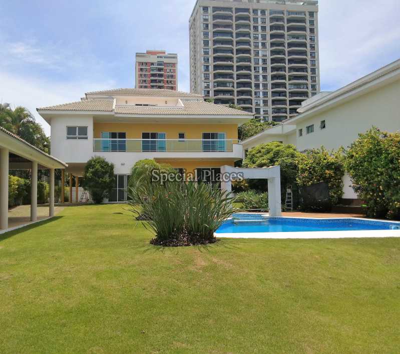Conheça Fachada com piscina do imóvel - Casa Para Alugar no Condomínio Barra, Novo Leblon - Barra da Tijuca - Rio de Janeiro - RJ - LOC1159 - 4 Fachada com piscina
