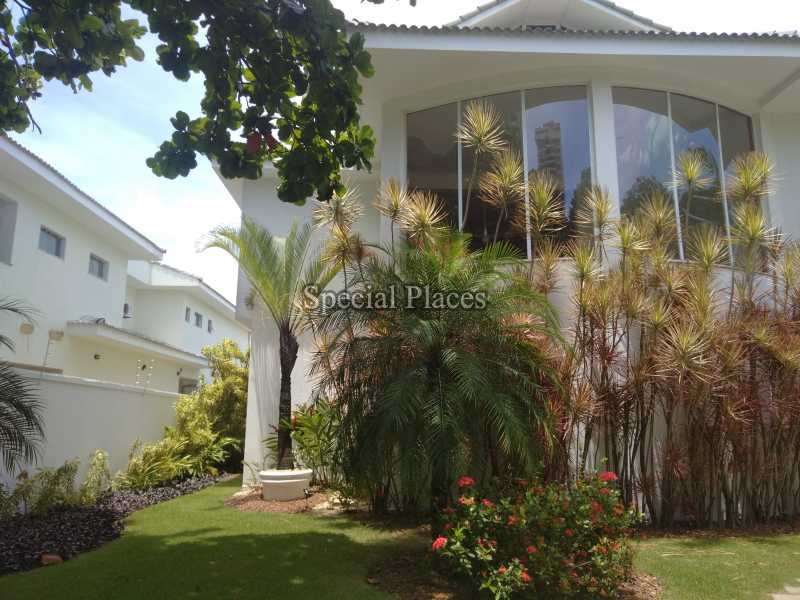 Conheça Fachada do imóvel - Casa Para Alugar no Condomínio Barra, Novo Leblon - Barra da Tijuca - Rio de Janeiro - RJ - LOC1159 - 1 Fachada