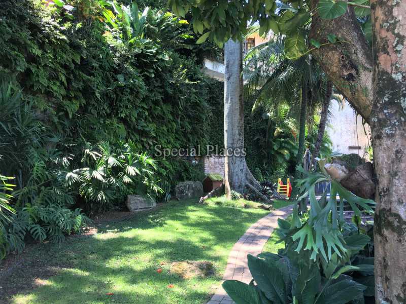 Conheça Jardim do imóvel - Casa Para Alugar no Condomínio Itanhangá, Portinho do Massarú - Itanhangá - Rio de Janeiro - RJ - LOC1161 - 3 Jardim