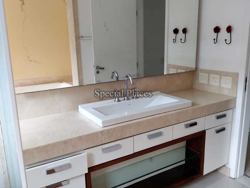Conheça 16 banheiro. do imóvel - Casa Para Alugar no Condomínio Itanhangá, Jardim - Itanhangá - Rio de Janeiro - RJ - LOC1199 - 17 16 banheiro.