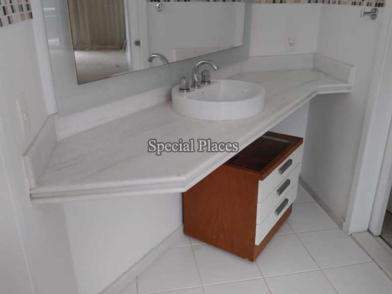 Conheça 17 banheiro. do imóvel - Casa Para Alugar no Condomínio Itanhangá, Jardim - Itanhangá - Rio de Janeiro - RJ - LOC1199 - 18 17 banheiro.