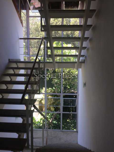 Conheça 23 escada. do imóvel - Casa Para Alugar no Condomínio Itanhangá, Jardim - Itanhangá - Rio de Janeiro - RJ - LOC1199 - 24 23 escada.