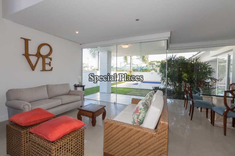 Conheça 9 - sala de estar integrado do imóvel - Casa em Condomínio Barra, Quintas do Rio, Barra da Tijuca, Rio de Janeiro, RJ Para Alugar, 4 Quartos, 424m² - LOC1100A - 11 9 - sala de estar integrado