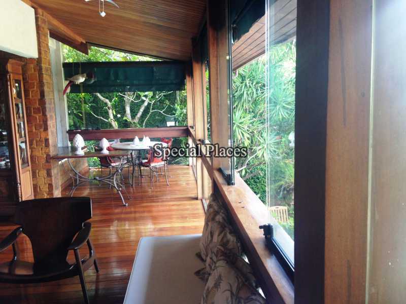 Conheça 20 - varanda do imóvel - CASA PARA COLECIONADOR DE VEICULOS - GARAGEM EXPOSITORA PARA 10 CARROS -QUADRA TENIS - LOC1117A - 21 20 - varanda