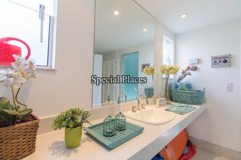 Conheça 7 - BANHEIRO PISCINA do imóvel - Casa em Condomínio Itanhangá, Reserva, Itanhangá, Rio de Janeiro, RJ Para Alugar, 4 Quartos, 540m² - LOC1106A - 9 7 - BANHEIRO PISCINA