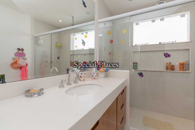 Conheça 24 - BANHEIRO SUITE do imóvel - Casa em Condomínio Itanhangá, Reserva, Itanhangá, Rio de Janeiro, RJ Para Alugar, 4 Quartos, 540m² - LOC1106A - 25 24 - BANHEIRO SUITE