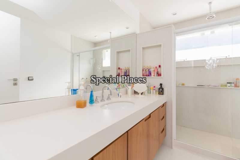Conheça 29 - BANHEIRO SUITE do imóvel - Casa em Condomínio Itanhangá, Reserva, Itanhangá, Rio de Janeiro, RJ Para Alugar, 4 Quartos, 540m² - LOC1106A - 30 29 - BANHEIRO SUITE