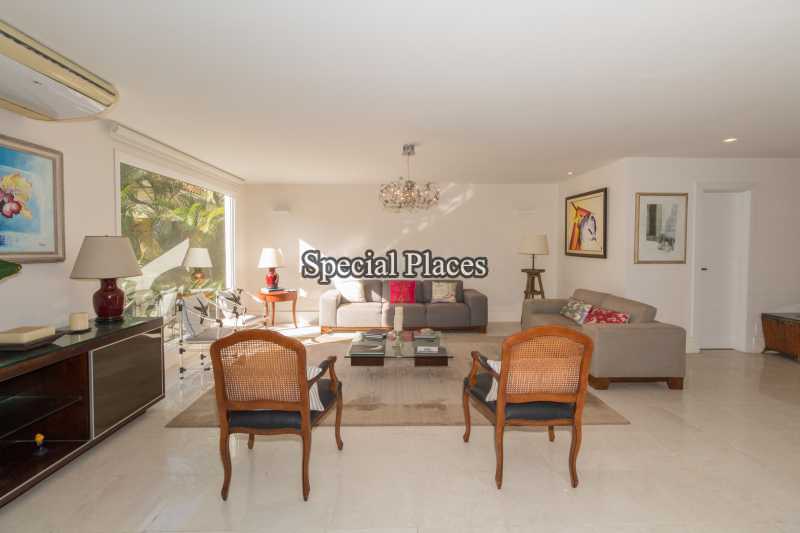 Conheça 6 - SALA DE ESTAR do imóvel - CASA 5 SUITES, ACESSO DIRETO A PRAIA, PERFEITA PARA CRIANÇAS - LOC1078A - 7 6 - SALA DE ESTAR - CASA 5 SUITES, ACESSO DIRETO A PRAIA, PERFEITA PARA CRIANÇAS - LOC1078A - 7