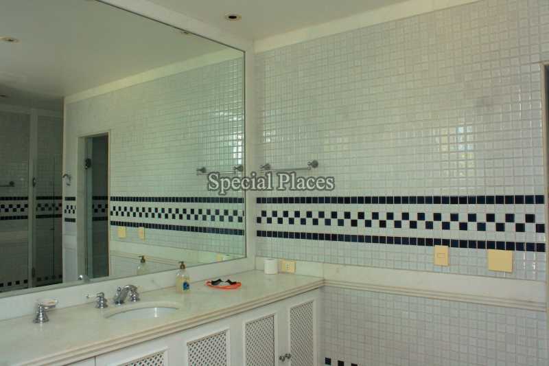 Conheça 27banheiroapoiopiscina do imóvel - Casa em Condomínio Barra, Park Palace, Barra da Tijuca, Rio de Janeiro, RJ Para Alugar, 6 Quartos, 1000m² - LOC1033A - 28 27banheiroapoiopiscina