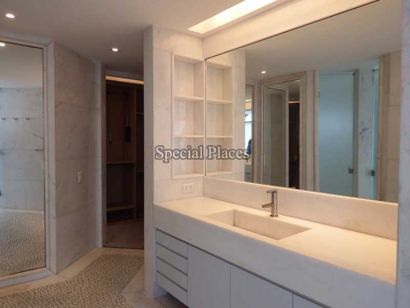 Conheça BANHEIRO SUITE MASTER do imóvel - Casa em Condomínio Joatinga, Joá, Rio de Janeiro, RJ Para Alugar, 4 Quartos, 686m² - LOC1203A - 28 BANHEIRO SUITE MASTER