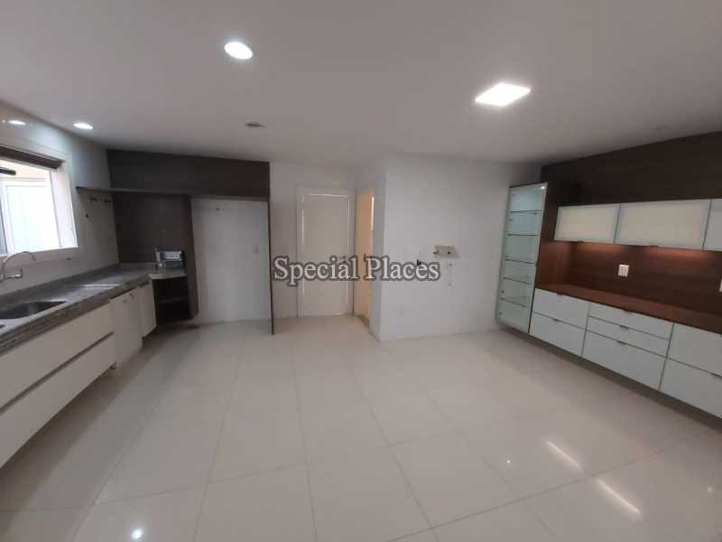 Conheça 7 copa cozinha do imóvel - Casa em Condomínio Barra, Quintas do Rio, Barra da Tijuca, Rio de Janeiro, RJ Para Alugar, 5 Quartos, 577m² - LOC1221A - 9 7 copa cozinha