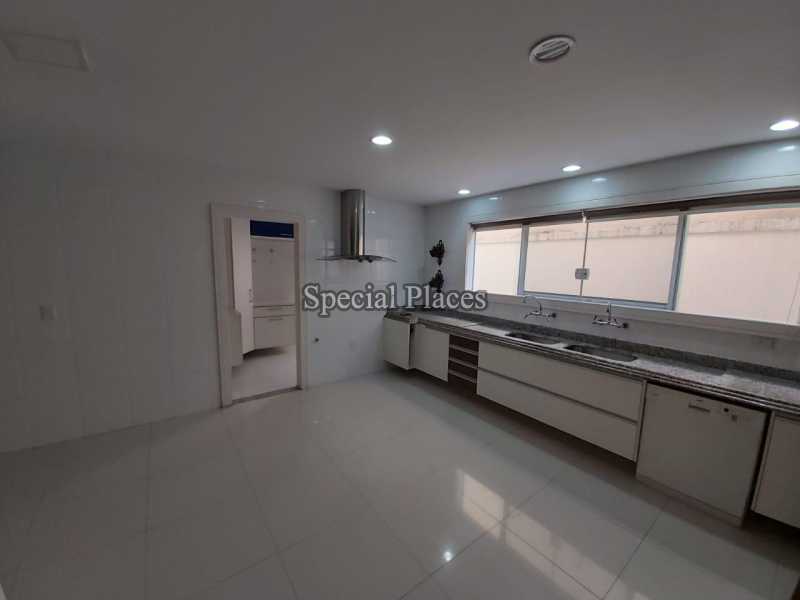Conheça 8 copa cozinha do imóvel - Casa em Condomínio Barra, Quintas do Rio, Barra da Tijuca, Rio de Janeiro, RJ Para Alugar, 5 Quartos, 577m² - LOC1221A - 10 8 copa cozinha