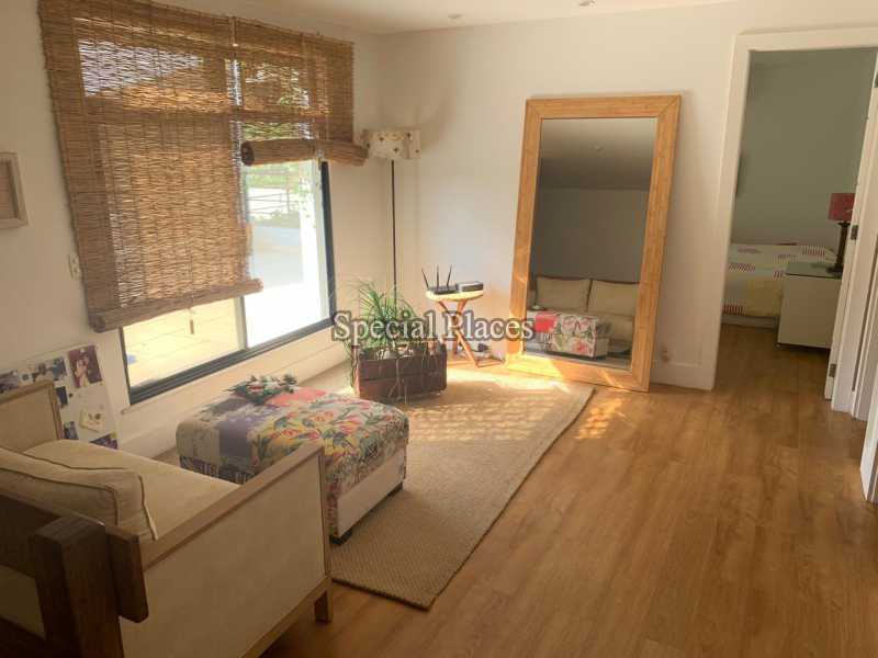 Conheça 8 sala intima do imóvel - Casa Para Alugar no Condomínio Itanhangá, Greenwood Park - Itanhangá - Rio de Janeiro - RJ - LOC1229T - 12 8 sala intima
