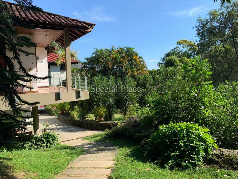 Conheça vista lateral jardim do imóvel - Casa em frente a Cachoeirinha natural! - LOC1245A - 5 vista lateral jardim