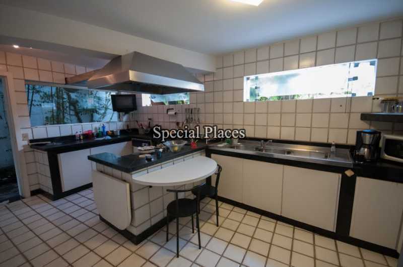 Conheça copa cozinha do imóvel - Casa em Condomínio Barra, Quintas do Rio, Barra da Tijuca, Rio de Janeiro, RJ Para Alugar, 4 Quartos, 660m² - LOC1247 - 10 copa cozinha