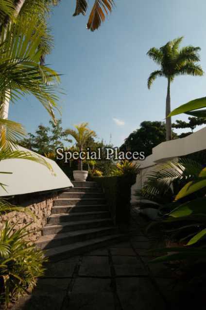Conheça escada detalhe do imóvel - Casa em Condomínio Barra, Quintas do Rio, Barra da Tijuca, Rio de Janeiro, RJ Para Alugar, 4 Quartos, 660m² - LOC1247 - 22 escada detalhe